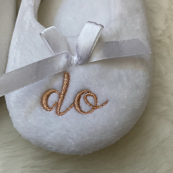 La Vie en Rose white “I Do” indoor slippers in size S - Picture 2 of 5